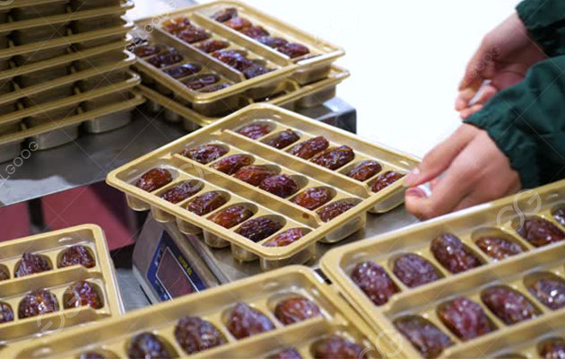 التمور قبل التعبئة.jpg التمور قبل التعبئة.jpg